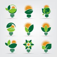 ekologi glödlampor logotyp av grönt med sol och blad vektor