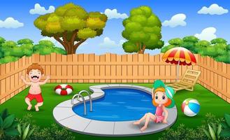 glückliches Mädchen und Junge spielen am Poolrand im Hinterhof