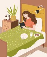 süßes mädchen, das vor dem schlafen ein buch im bett liest. junge frau im schlafzimmerinnenraum mit katze, heimpflanzen, keksen und milch. flache karikaturillustration. vektor