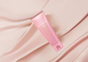Luxus-Kosmetik-Anzeigen. kosmetisches produkt auf rosa gefaltetem seidenstoffhintergrund. Kosmetiktube-Modell zur Präsentation Ihres Branding-Designs vektor
