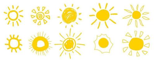 doodle solen ikoner. varmt väder solar samling isolerade på vitt. sommarklotter med solljus, skissteckningar, handritade solskensobjekt. vektor