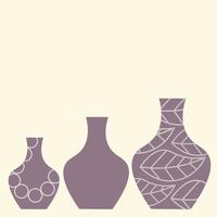 Reihe von Keramikvasen, die in einer Reihe isoliert auf weißem Hintergrund stehen. Karte mit Leerzeichen. Vase mit Blumenmuster. Vase ohne Muster. Vase mit Kreismuster. vektor