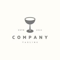 Cocktail-Premium-Symbol-Zeichen-Symbol. Hipster-Vintage-Logo vektor