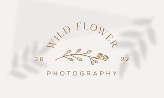 botanisches florales element handgezeichnetes logo mit wilden blumen und blättern. logo für spa- und schönheitssalon, boutique, bioladen, hochzeit, blumendesigner, innenausstattung, fotografie, kosmetik. vektor