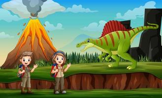fröhliche Pfadfinder und ein Dinosaurier auf dem Hügel