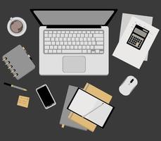 eine Reihe von Artikeln für das Büro oder die Arbeit zu Hause. ein Desktop mit einem Laptop, einem Telefon, einem Taschenrechner und Büromaterial.