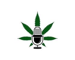 grünes Cannabisblatt mit Podcast-Mikrofon im Inneren
