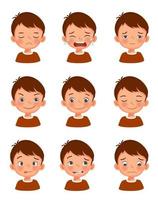 niedliche Gesichtsausdrücke des kleinen Jungen eingestellt. Vektor der Kindergesichter Illustration mit verschiedenen Emotionen wie traurig, weinend, müde, aufgeregt, verspielt, verliebt, fröhlich, dummes Gesicht, verlegen und Bedauern