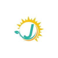 buchstabe j symbol logo mit blatt kombiniert mit sonnenscheindesign vektor