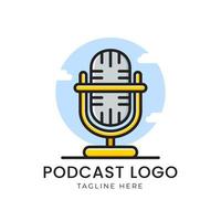 Podcast-Logo mit Mikrofon und Himmelshintergrund vektor