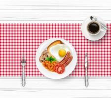frühstückstisch mit spiegelei und tasse schwarzen kaffee auf holztisch vektor