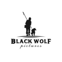 Gehender Polarjäger bringt einen Speer mit Wolfssilhouette Vintage rustikalem handgezeichnetem Logo-Design