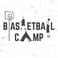 Basketball-Camp-Abzeichen. Vektor-Illustration. konzept für hemd, druck oder t-stück. Vintage-Typografie-Design mit Zelt, Basketballspieler, Ball, Hoop-Silhouette vektor