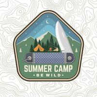 Sommercamp-Patch. sei wild. Vektor. konzept für hemd oder abzeichen, überlagerung, druck, stempel oder t-stück. Vintage-Typografie-Design mit Taschenmesser, Campingzelt und Waldsilhouette in der Nacht. vektor