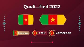 satz kameruner flagge und text auf dem hintergrund des fußballturniers 2022. Vektor-Illustration Fußballmuster für Banner, Karten, Website. Nationalflagge Kamerun