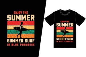 genieße den sommer, sommer surfen im blauen paradies t-shirt design. Sommer-T-Shirt-Design-Vektor. für T-Shirt-Druck und andere Zwecke. vektor