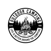 Vintage Camping Lagerfeuer Outdoor-Camp-Emblem vektor
