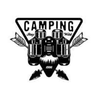 vintage camping kikare badge design med korsade jaktpilar vektor