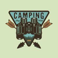 vintage camping kikare badge design med korsade jaktpilar vektor