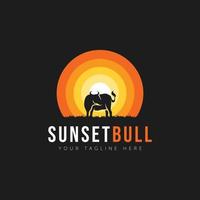 Silhouette Stier Sonnenuntergang im Negativraum-Logo vektor