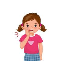 kleines Mädchen, das unter Zahnschmerzen leidet und ihre Wange berührt, fühlt sich schmerzhaft an. kind mit zahnproblemen und empfindlichen zähnen, die einen verärgerten gesichtsausdruck zeigen vektor