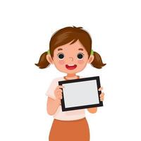 süßes kleines Mädchen, das ein digitales Tablet mit leerem Bildschirm hält oder Platz für Texte, Nachrichten und Werbeinhalte kopiert. Konzept für Kinder und elektronische Geräte für Kinder vektor