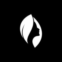 Blatt Frau. eine Logoillustration einer Kombination aus dem Gesicht einer Frau und einer Vielzahl von Blättern vektor