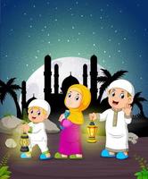 barnen håller ramadanlyktan under månskenet vektor