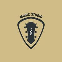 musikstudio logotyp design innovation med gitarrhuvud och plocka illustration vektor