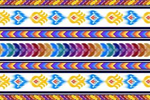 abstrakt geometrisk ikat etnisk mönsterdesign. Aztec tyg matta mandala ornament textil dekorationer tapet. tribal boho infödda etniska kalkon traditionell broderi vektor bakgrund