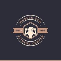 vintage retro märke fitnesscenter och sport gym logotyper typografiska med sport utrustning tecken och silhuetter vektor