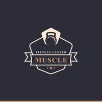 vintage retro märke fitnesscenter och sport gym logotyper typografiska med sport utrustning tecken och silhuetter vektor