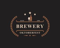 vintage retro abzeichen oktoberfest label typografisches design willkommen zum einladungen bierfest feier logo vektor