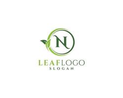 bokstaven n naturliga blad logotyp, blad logotyp, gröna blad cirkel logotyp design vektor