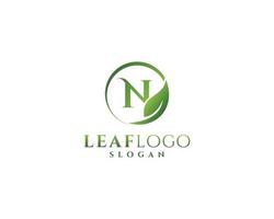 bokstaven n naturlig logotyp, löv logotyp, grön blad cirkel logotypdesign vektor