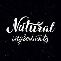 svarta tavlan svart tavla bokstäver naturliga ingredienser. handskriven kalligrafi text, krita på en svart tavla, vektorillustration. hälsningar för logotyp, märke, ikon. vektor