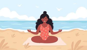 schwarze Frau, die am Strand meditiert. hallo sommer, sommerfreizeit, urlaub, gesunder lebensstil