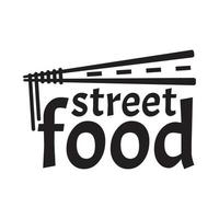 street food logotyp - avbildad ätpinnar som lyfter nudlar som bildar en motorväg vektor