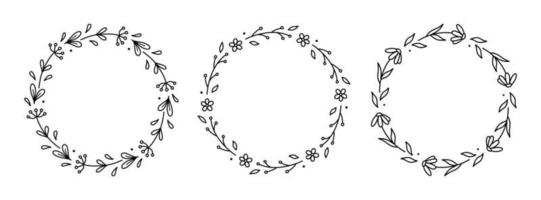 Reihe von Frühlingsblumenkränzen isoliert auf weißem Hintergrund. runde rahmen mit blumen. handgezeichnete Vektorgrafik im Doodle-Stil. Perfekt für Karten, Einladungen, Dekorationen, Logos, verschiedene Designs vektor