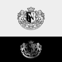 Inspiration für das Design des goldenen Logos des königlichen Löwenkönigs vektor