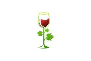 grünes Weinblatt mit Wein-Whisky-Glas-Logo-Design-Vektor