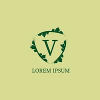 bokstaven v alfabetisk logotyp formgivningsmall isolerad på grön beige färg. naturvakt, säkerhetslogotyp koncept. dekorativa blommiga sköld tecken illustration. vektor
