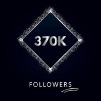 370.000 oder 370.000 Follower mit Rahmen und silbernem Glitzer isoliert auf marineblauem Hintergrund. Grußkartenvorlage für Likes, Abonnenten, Freunde und Follower in sozialen Netzwerken. vektor