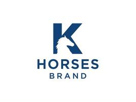 logotypen med första bokstaven k kombineras med en modern och professionell hästhuvudsymbol vektor