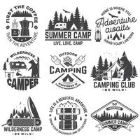 Sommer Camp. Vektor. konzept für hemd oder aufnäher, druck, stempel. vintage typografie design mit wohnmobilanhänger, campingzelt, lagerfeuer, bär, kaffeemaschine, taschenmesser und waldsilhouette. vektor