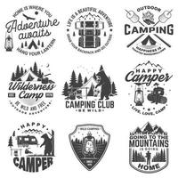 satz des glücklichen camper-abenteuersymbols im freien. Vektor. konzept für hemd oder logo, druck, stempel. Vintage-Design mit Laterne, Campingzelt, Lagerfeuer, Bär, Mann mit Gitarre und Waldsilhouette. vektor