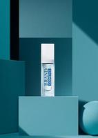 produktkosmetik på blå podium med abstrakt bakgrund. produktpresentation, mock up, visa kosmetiska produkter vektor