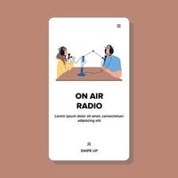 On-Air-Radiosendung Mann und Frau diskutieren Vektor