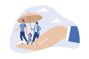Lebensversicherung, Familienschutz, um sicherzustellen, dass die Mitglieder finanziell unterstützt werden, und Risikoabsicherungskonzept, liebenswerte Familie mit Ehemann, Ehefrau und Kindern in unterstützender Hand mit Regenschirmschutz.