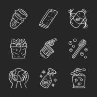 Zero waste swaps handgjorda krita ikoner set. miljövänliga, ekologiska, hållbara produkter. återvinningsmaterial. återanvändbar kaffekopp, ekoschampo, naturlig borste. isolerade svarta tavlan vektorillustrationer vektor
